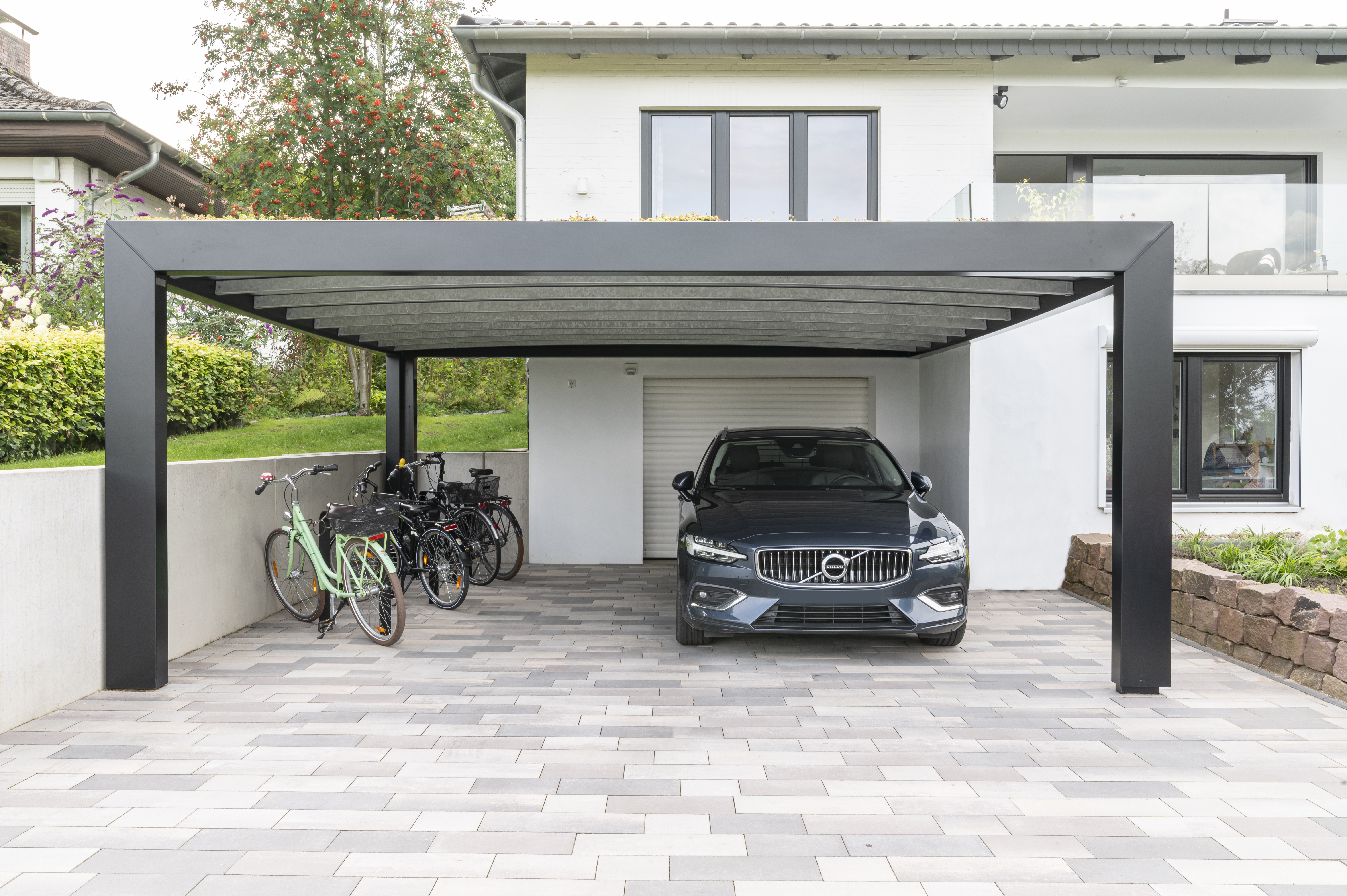 Sedumtag på carporten: Gør den oversete tagflade til en del af haven